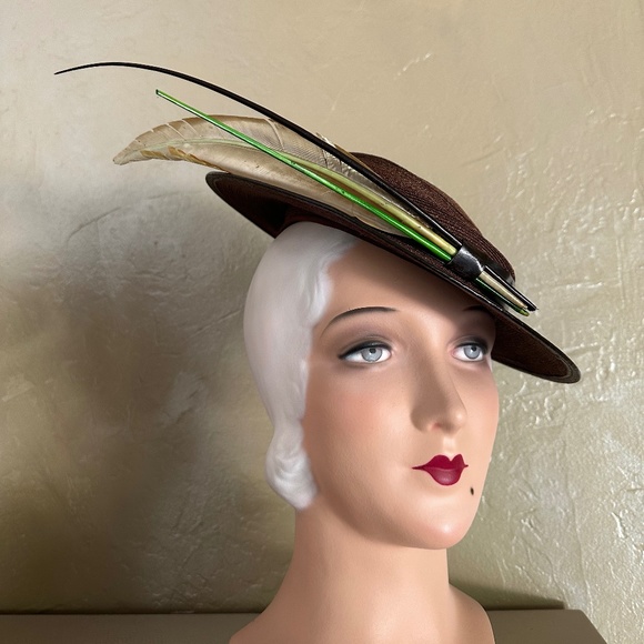 CHARMING 1940S\' BROWN STRAW FEDORA WITH LACQUERED FEATHERS + QUILLS main image 10
